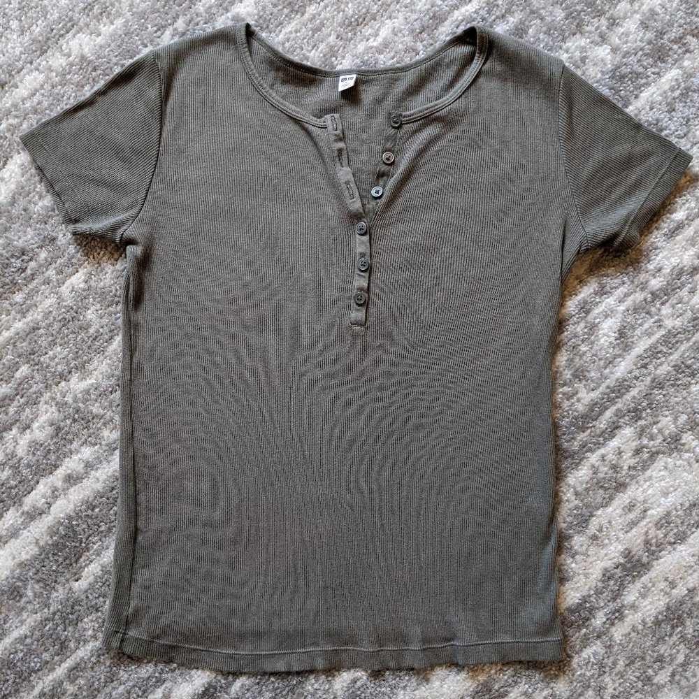 Uniqlo Ribbed Button T